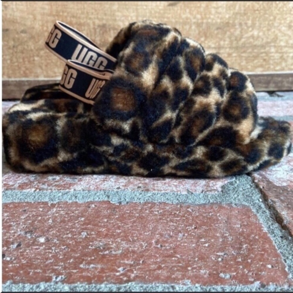 UGG Slippers.. Woman’s 8.